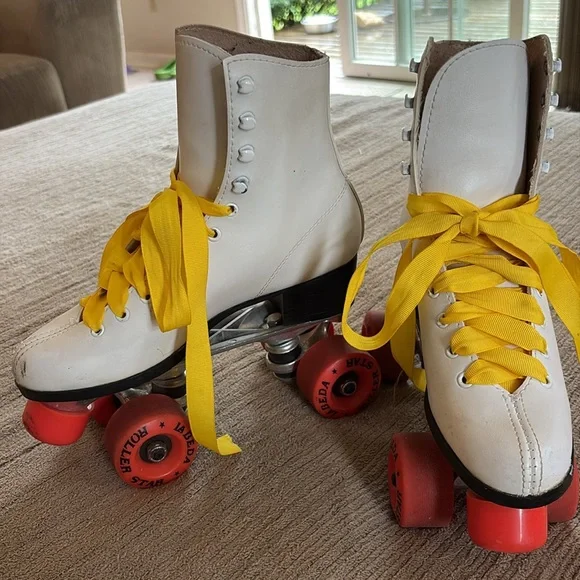 Roller Skates - Women’s Size 6 - Picture 2 of 7